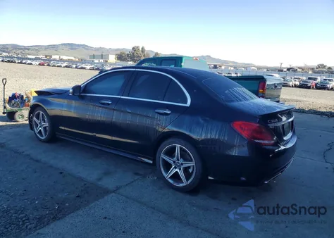 2015 Mercedes-Benz C 300 4Matic z USA, uszkodzony, nr VIN 55SWF4KB8FU042696